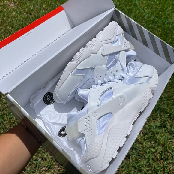 Nike Huaraches - Picture 2 of 6